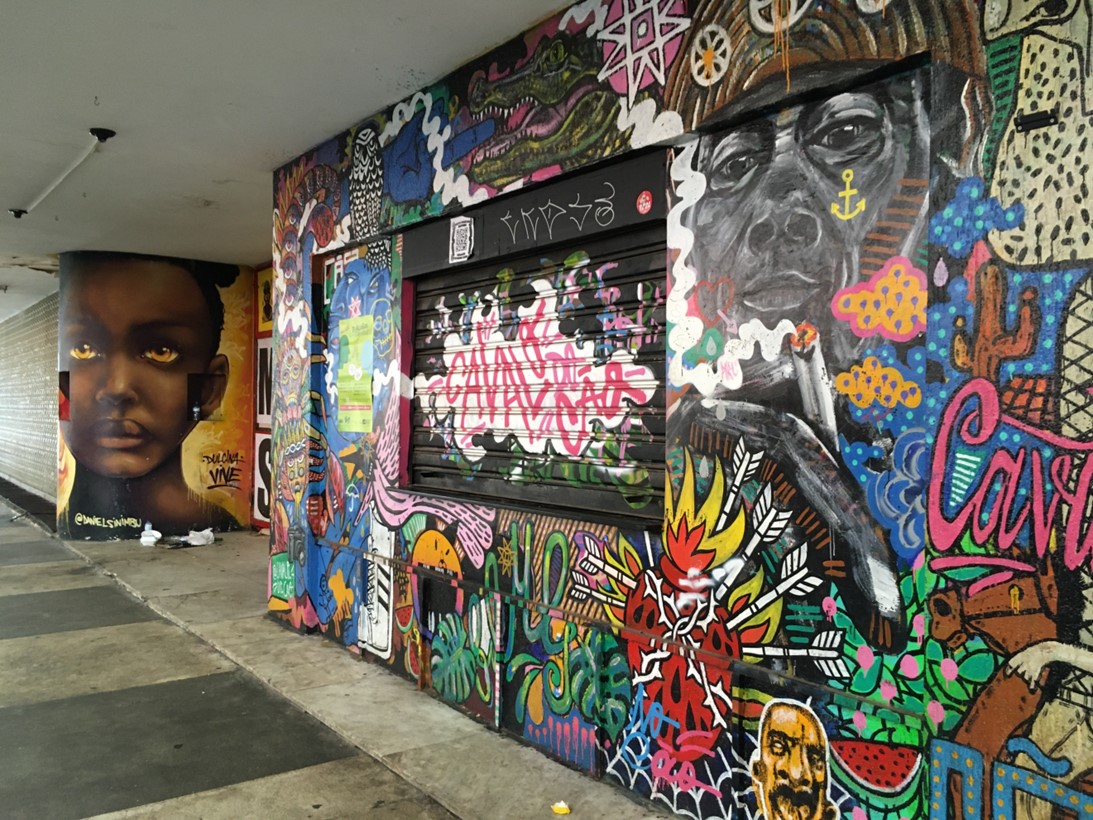 Picture 1: Graffiti and murals on walls inside the Edifício Conic, 12.04.2022, source: own picture.