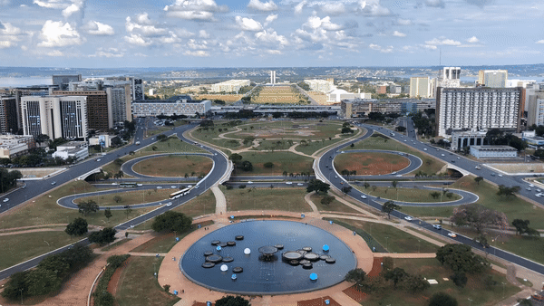 Brasília’s eixo monumental seen from the TV tower. Source: own picture.